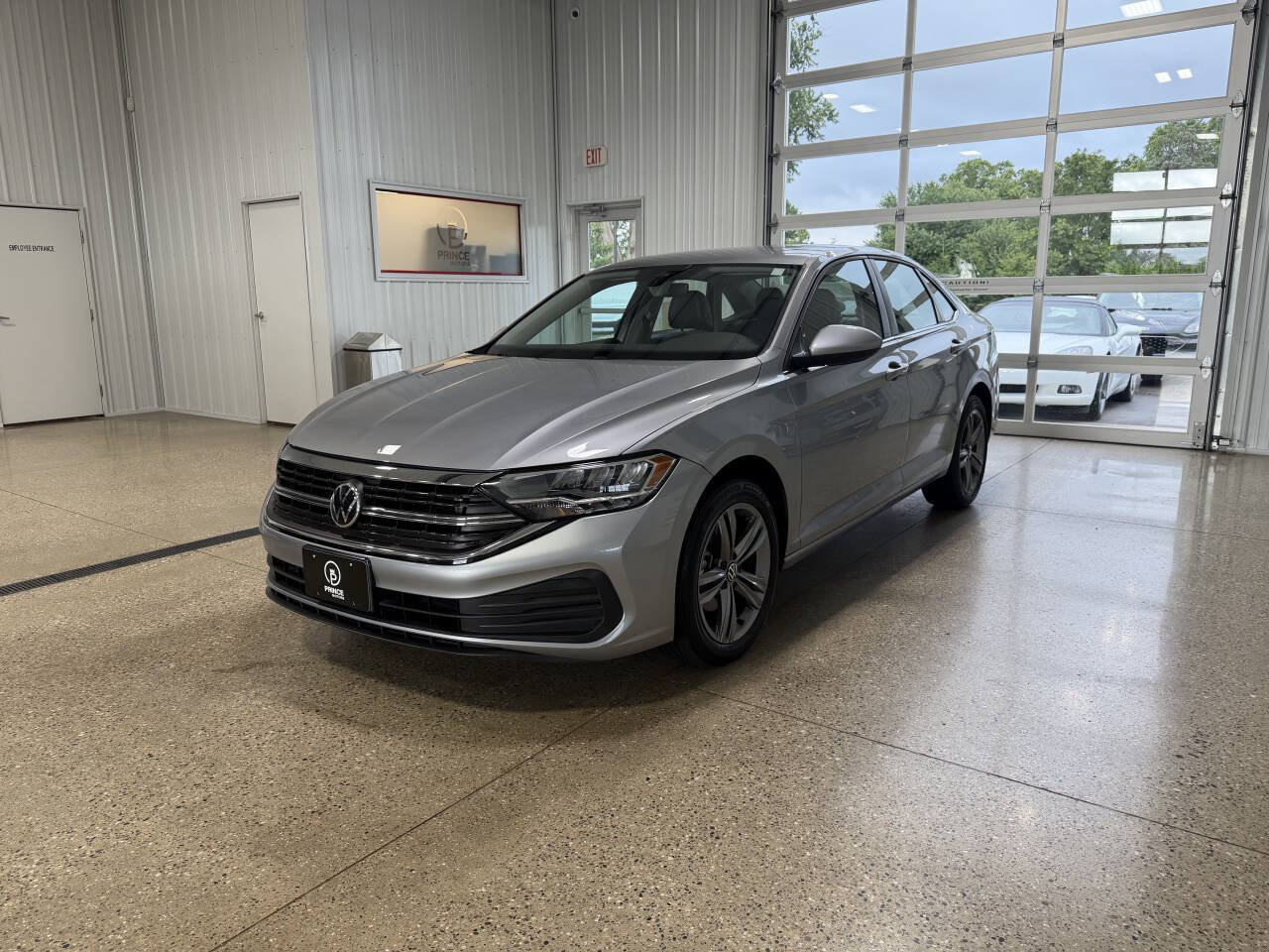 Used 2022 Volkswagen Jetta SE FWD image 2