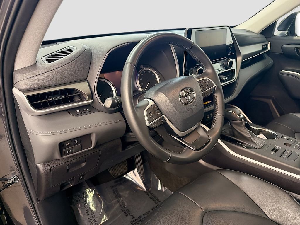 Used 2023 Toyota Highlander XLE AWD/4WD image 12