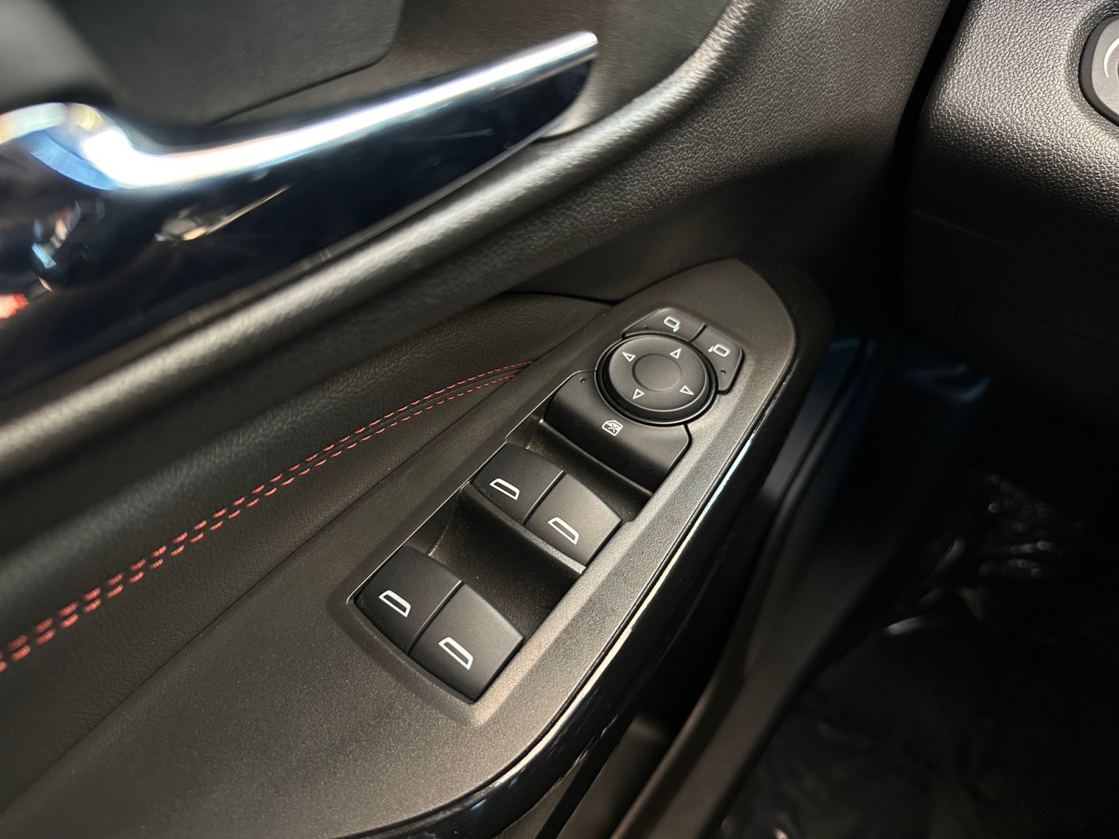 Used 2025 Chevrolet Trax RS w/ Sunroof Package FWD image 17