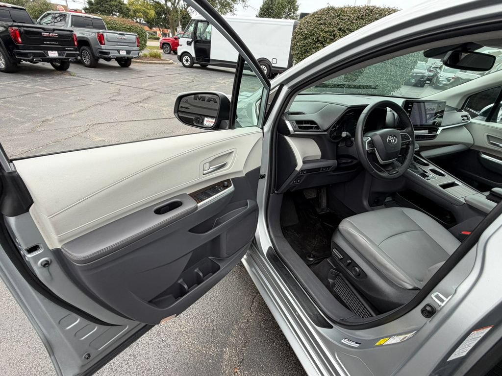 Used 2024 Toyota Sienna XLE AWD/4WD image 19