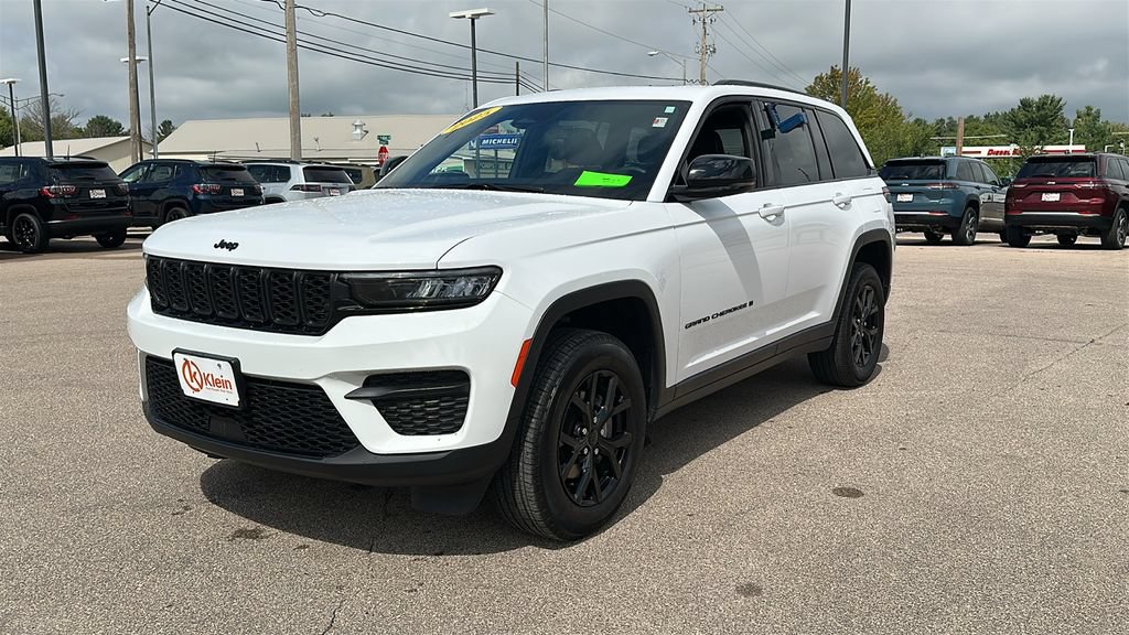Used 2025 Jeep Grand Cherokee Altitude AWD/4WD image 3