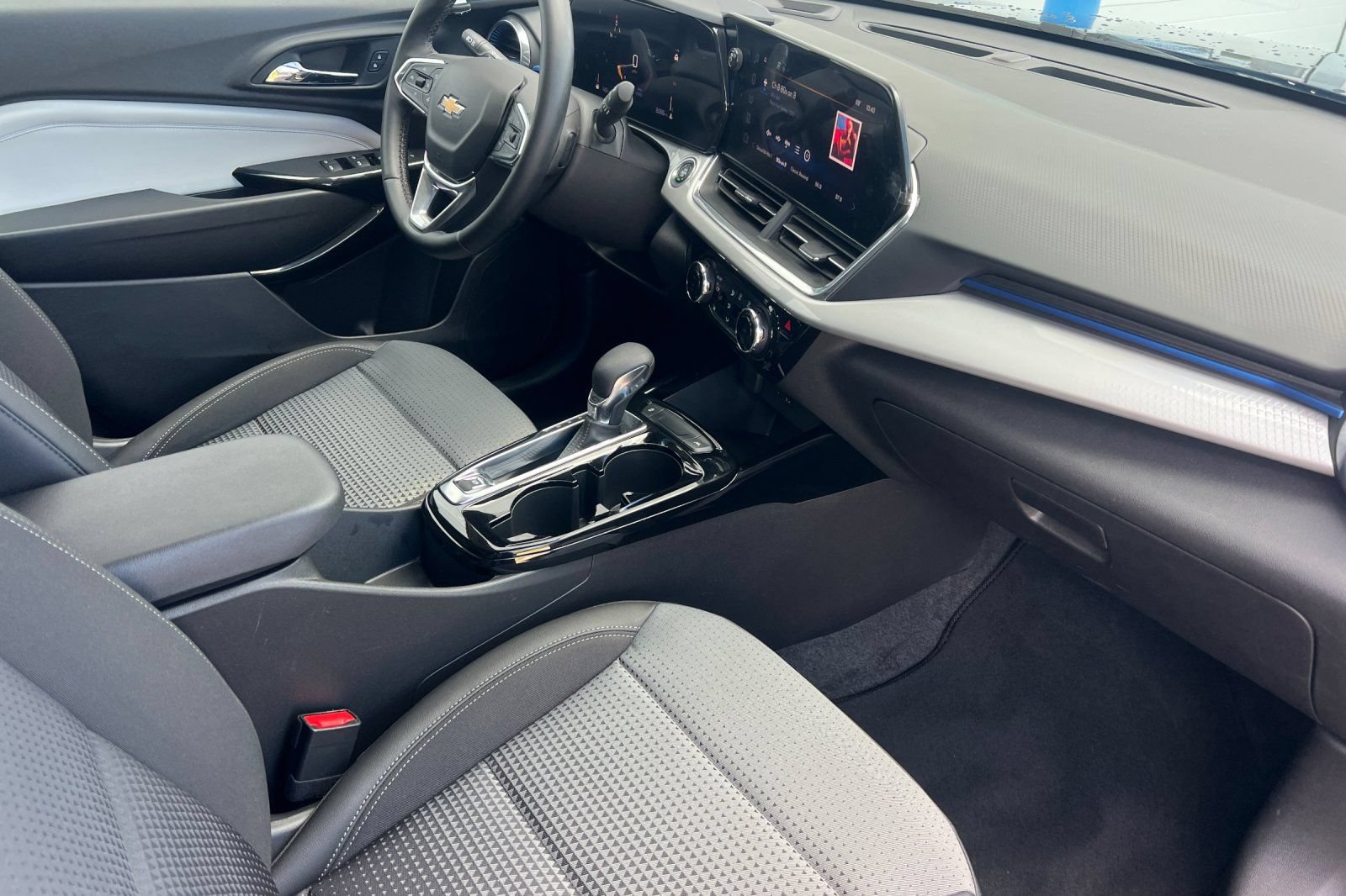 Used 2024 Chevrolet Trax LT w/ LT Convenience Package FWD image 13