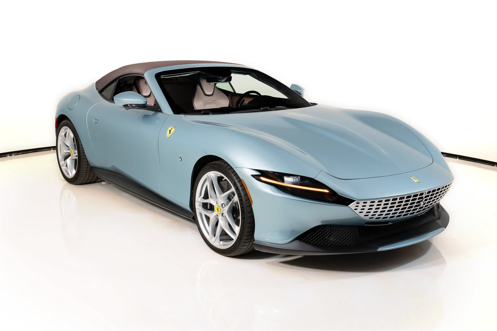 Certified 2025 Ferrari Roma Spider RWD image 18