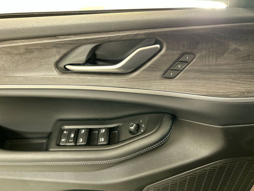 Certified 2025 Jeep Grand Cherokee Limited image 11