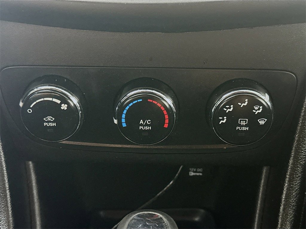 Used 2013 Dodge Avenger SE image 18