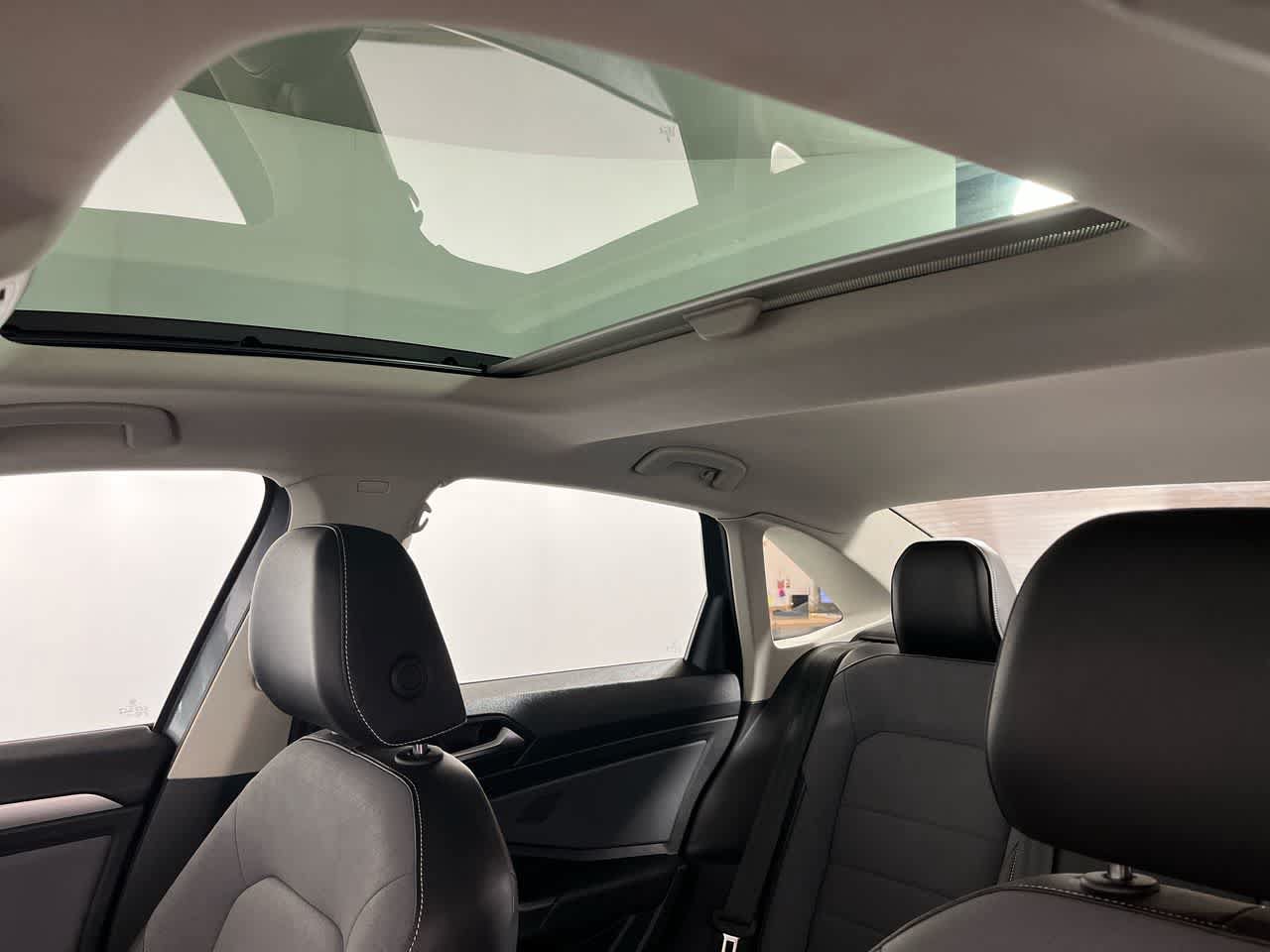Used 2025 Volkswagen Jetta SE FWD image 25