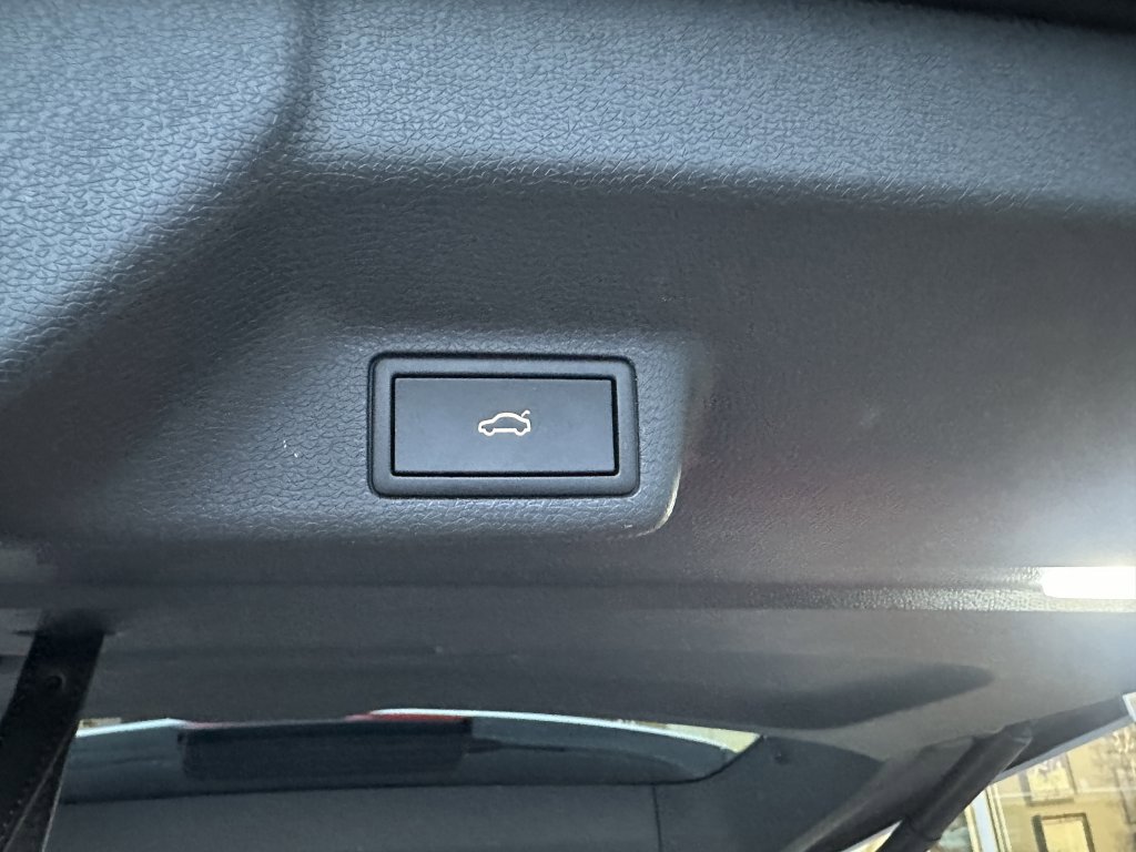 Used 2025 Volkswagen ID. Buzz 1st Edition image 35
