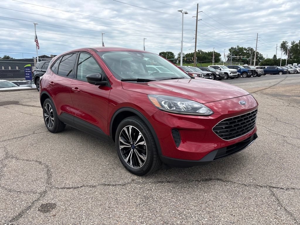 Used 2022 Ford Escape SE w/ SE Sport Appearance Package AWD/4WD image 1