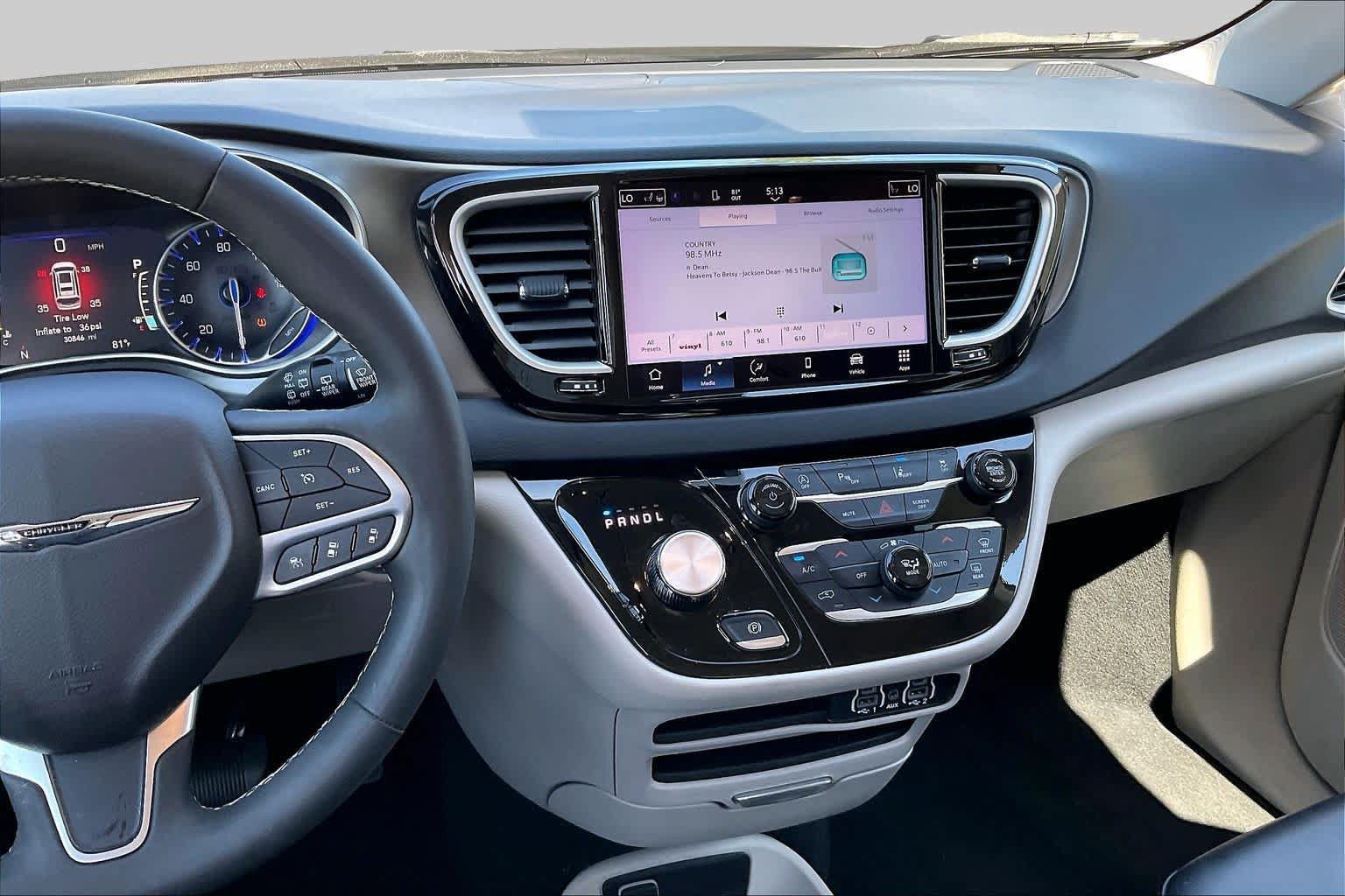 Used 2024 Chrysler Pacifica Touring-L FWD image 7