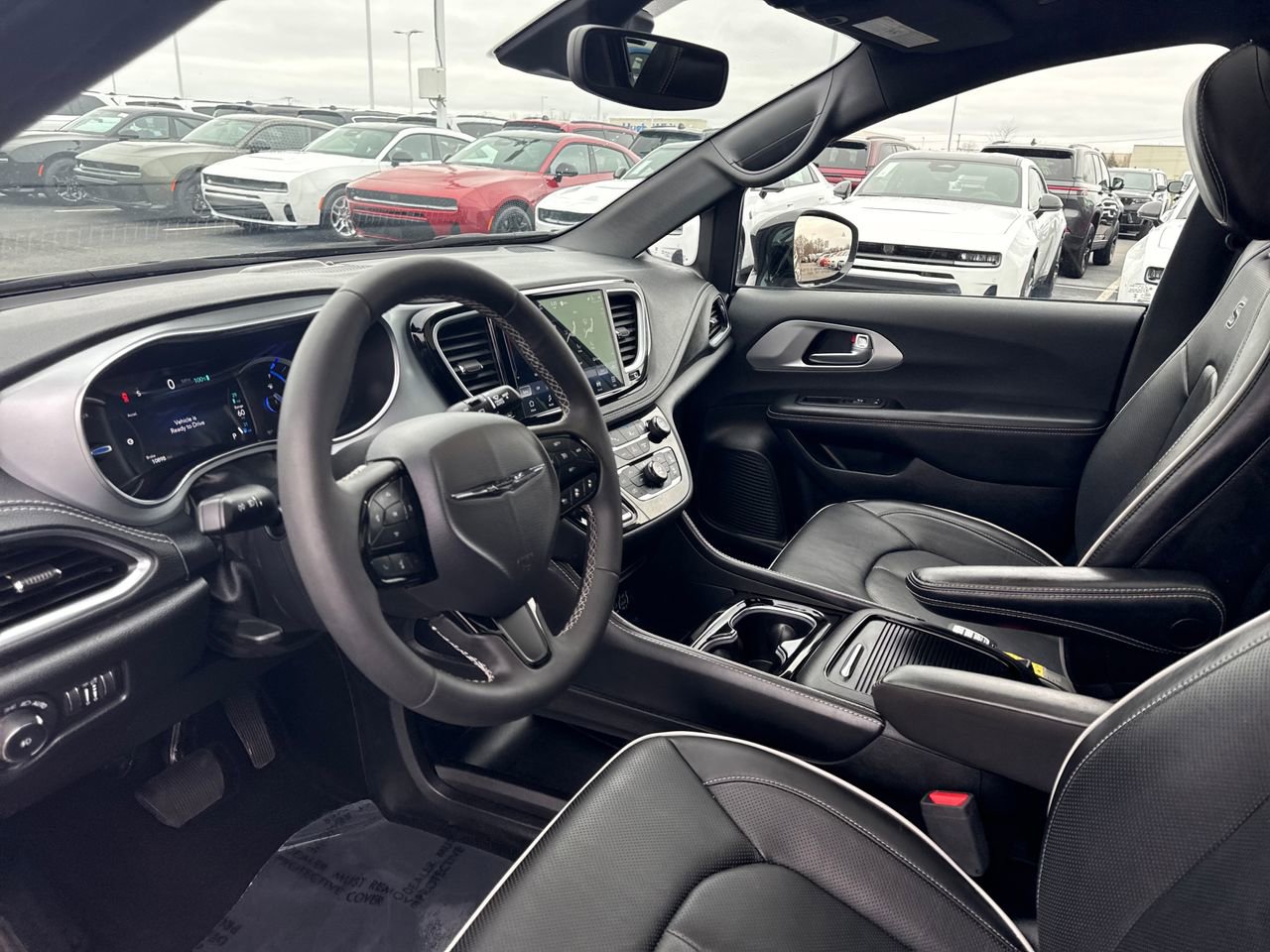 Used 2025 Chrysler Pacifica Premium image 12