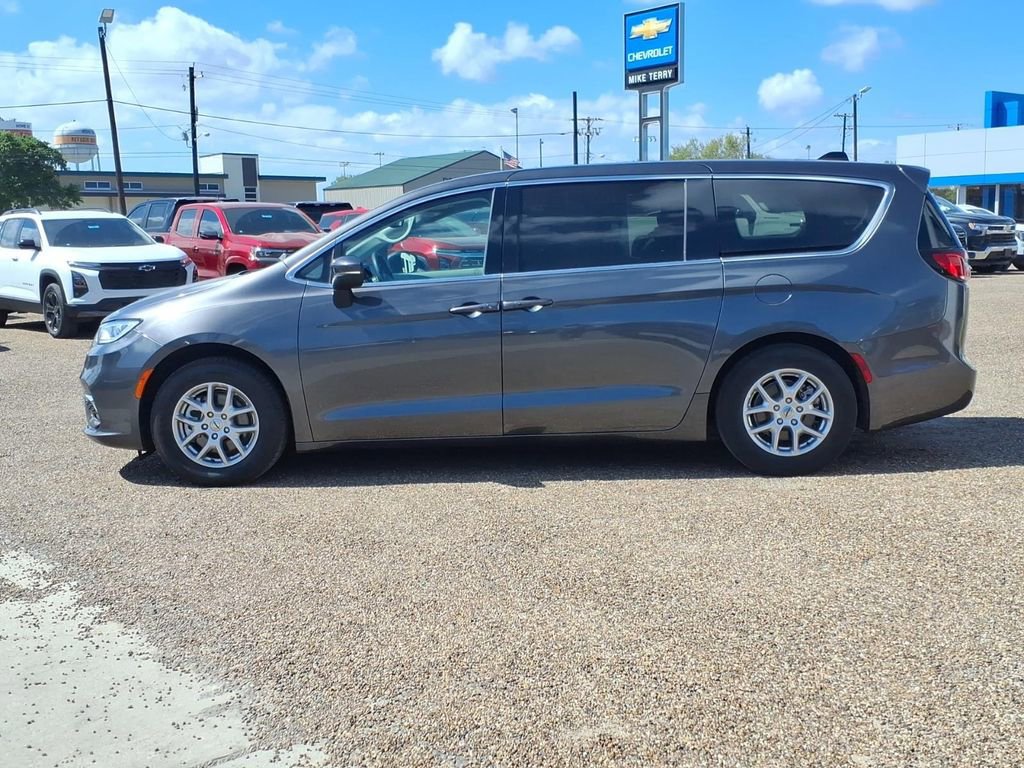 Used 2023 Chrysler Pacifica Touring-L image 2
