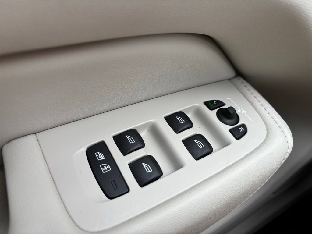 Certified 2023 Volvo XC60 B5 Plus w/ Climate Package image 29