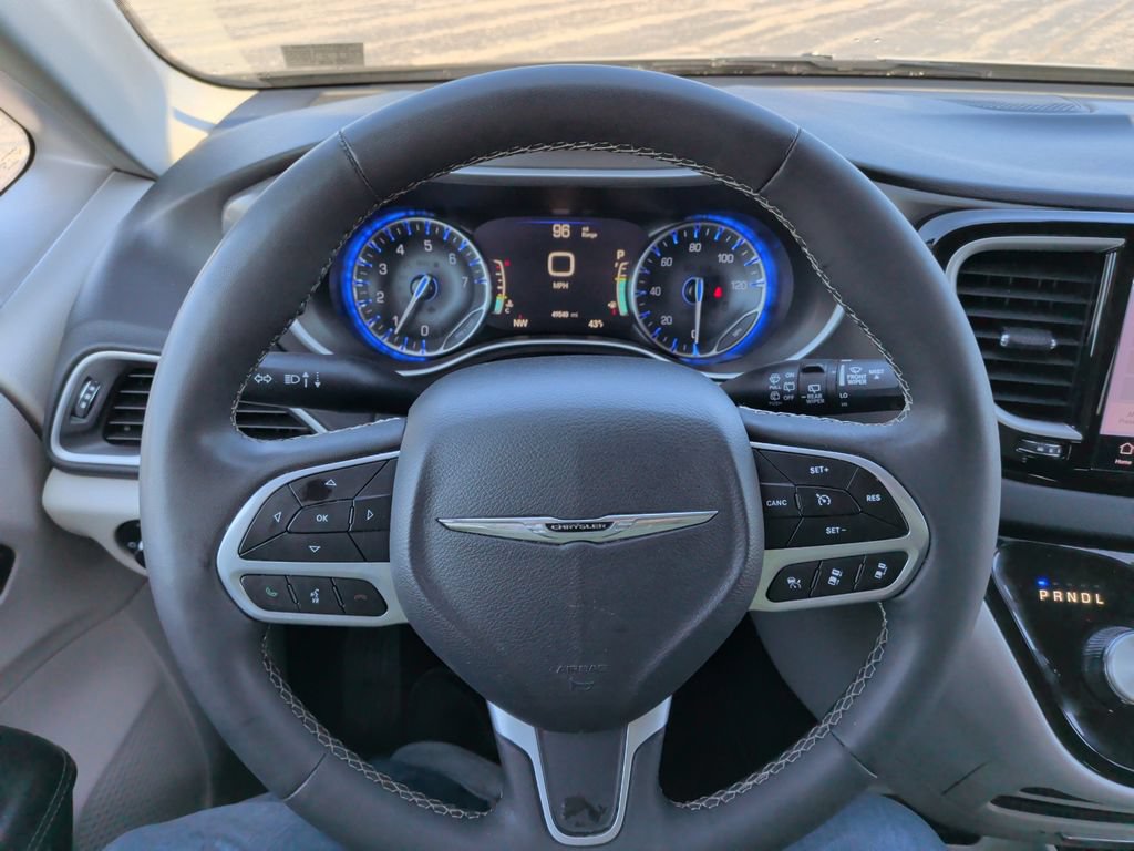 Used 2023 Chrysler Pacifica Touring-L FWD image 23