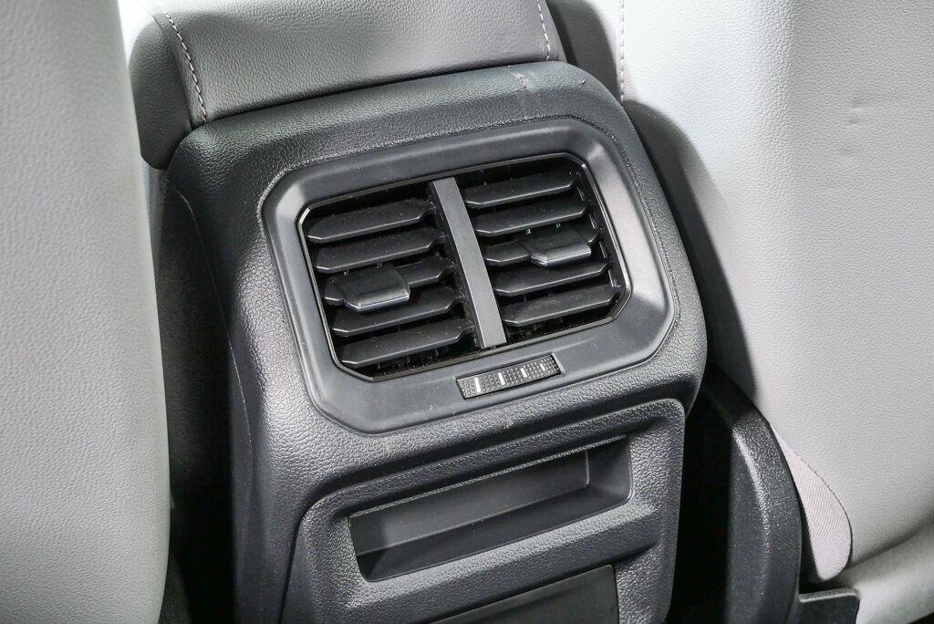 Certified 2022 Volkswagen Taos SE FWD image 18