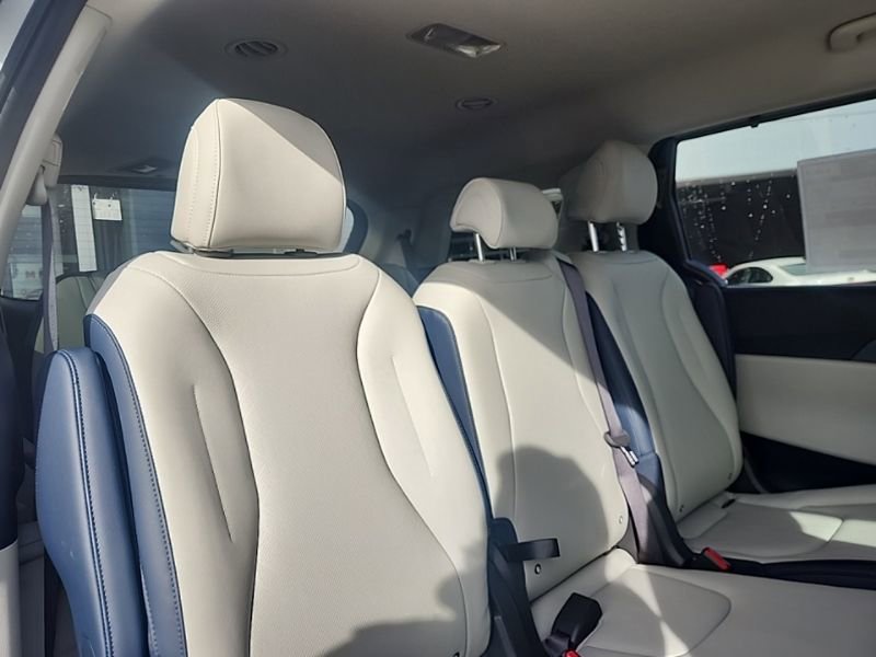 New 2026 Kia Carnival EX image 18