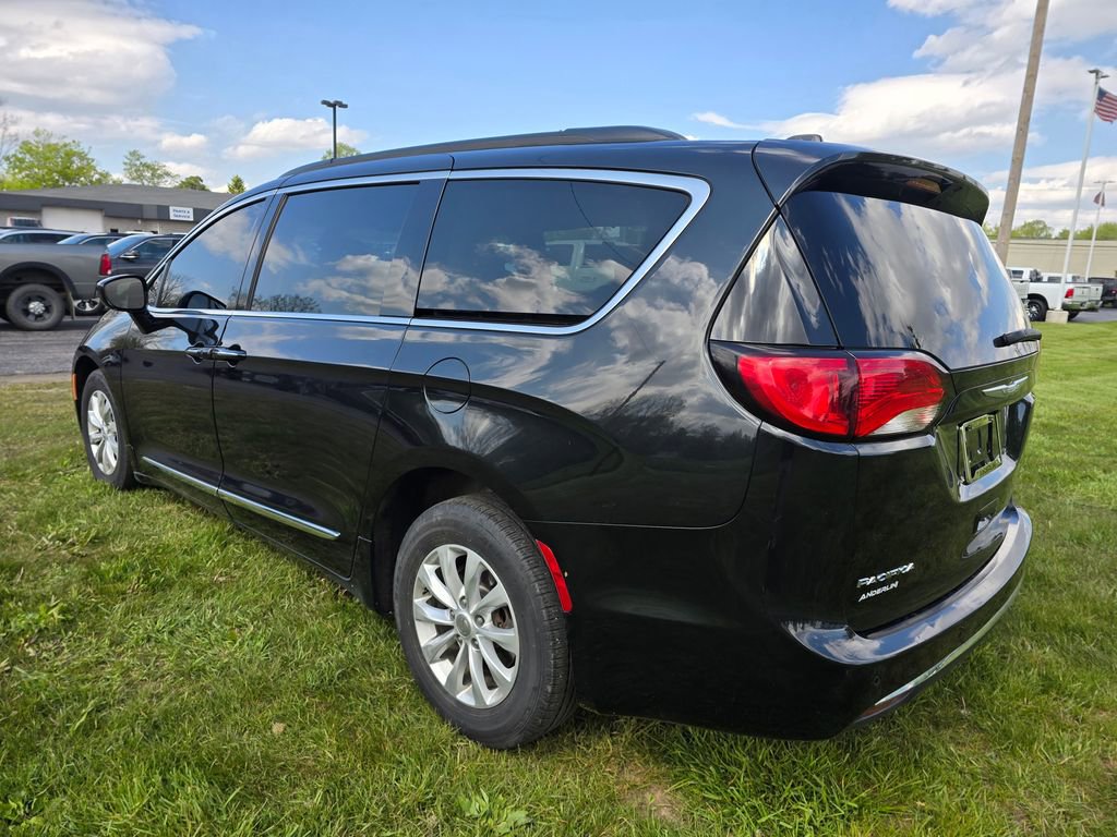 Used 2017 Chrysler Pacifica Touring-L FWD image 5