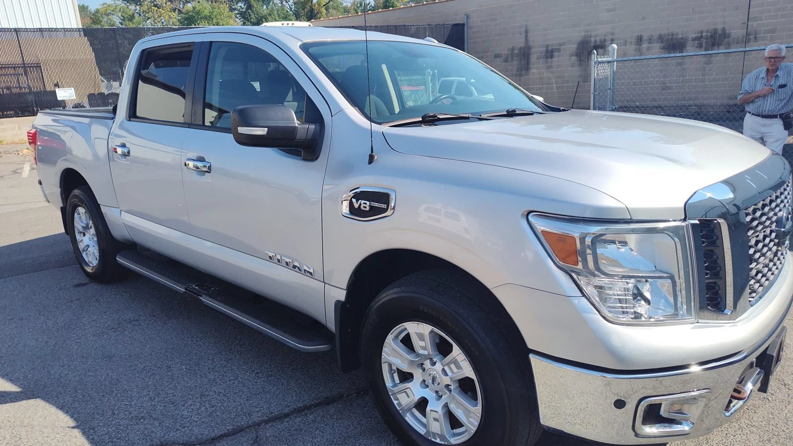 Used 2017 Nissan Titan SV AWD/4WD image 4