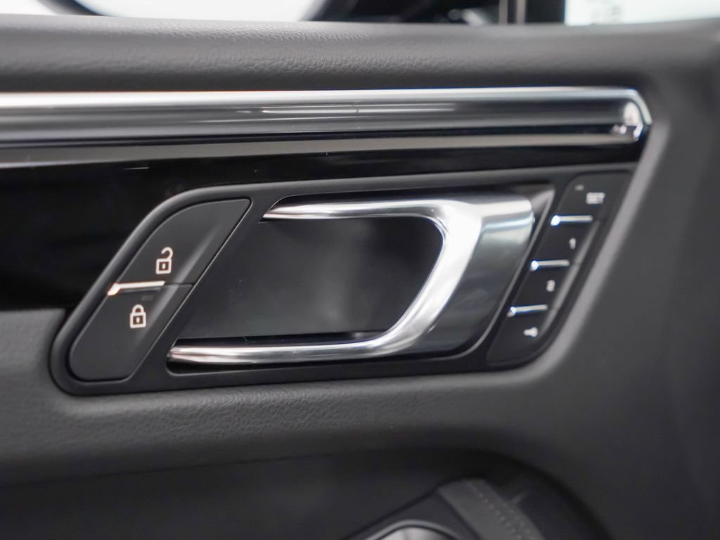 Certified 2026 Porsche Macan AWD/4WD image 22