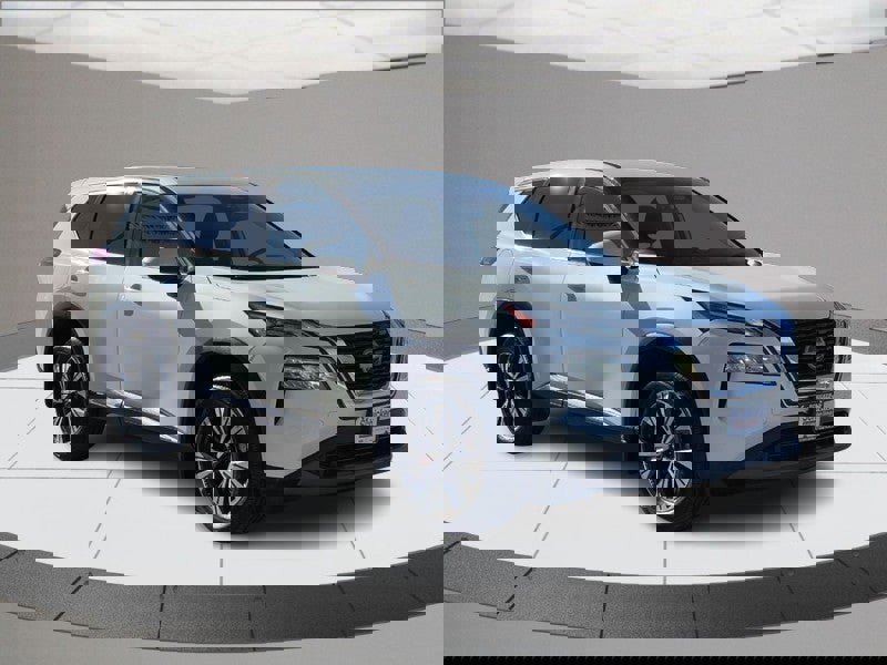 Used 2023 Nissan Rogue SV image 2