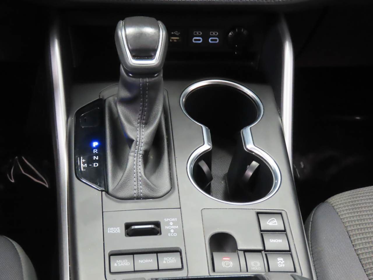 Used 2024 Toyota Highlander LE AWD/4WD image 11