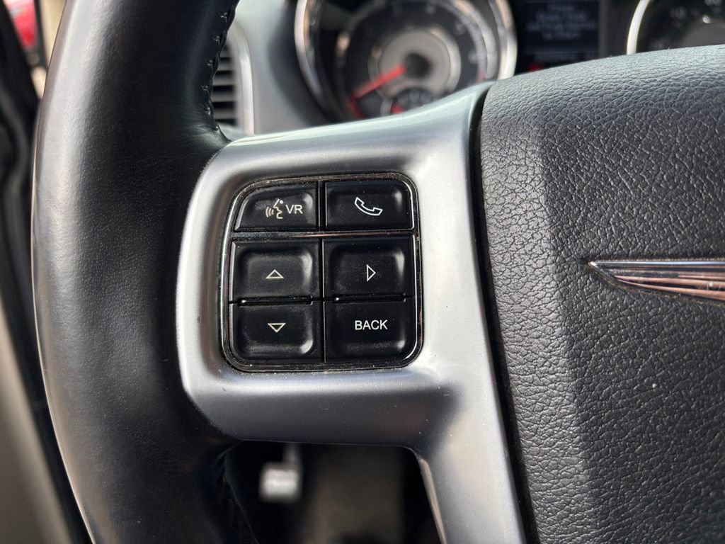 Used 2011 Chrysler Town & Country Touring-L w/ Entertainment Group #2 FWD image 19