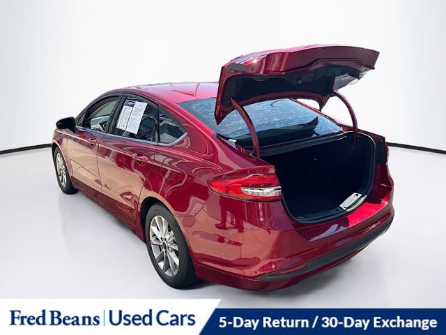 Used 2017 Ford Fusion SE w/ Fusion SE Technology Package FWD image 4