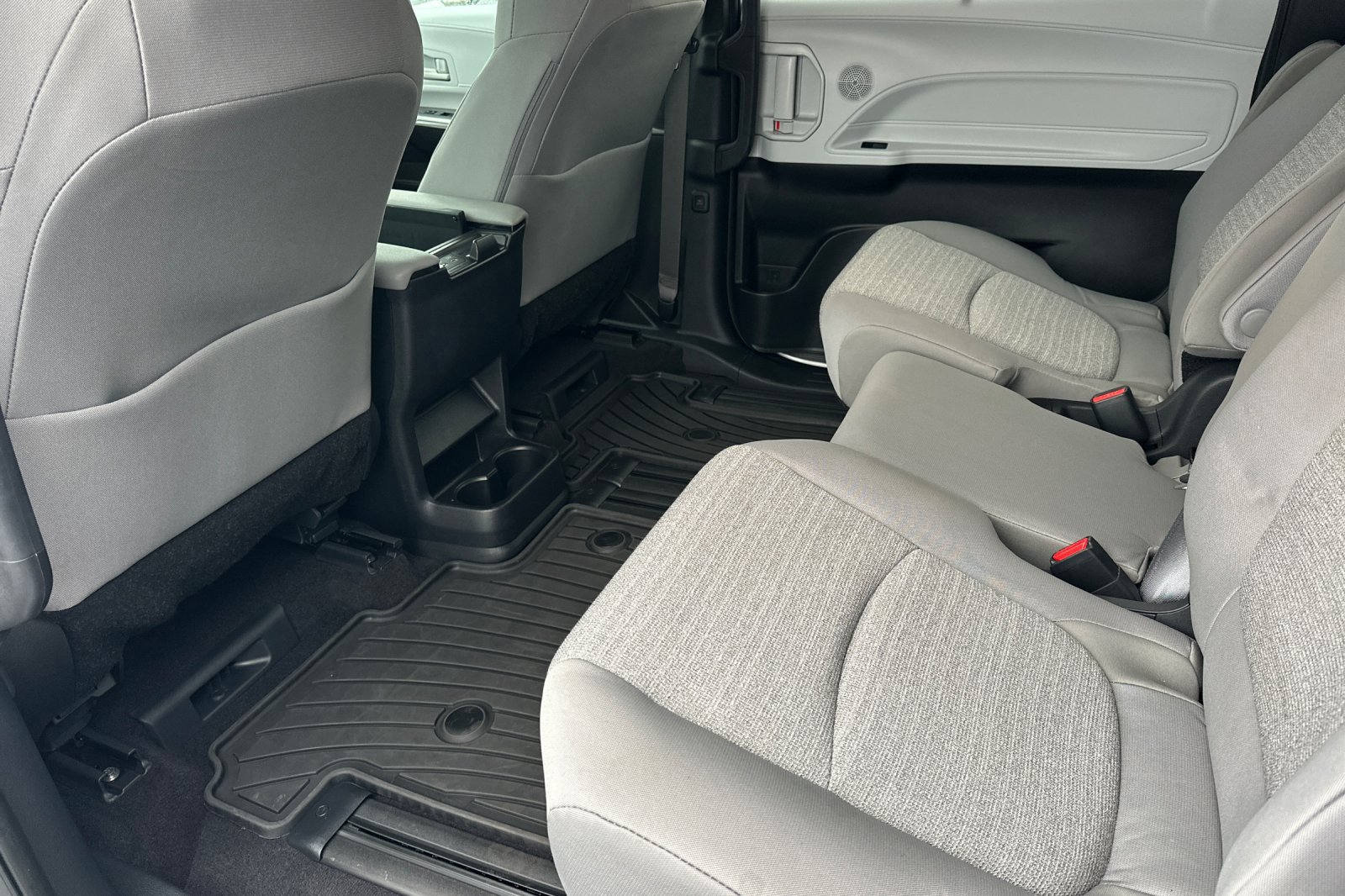 Used 2025 Toyota Sienna LE w/ LE Plus Package image 12