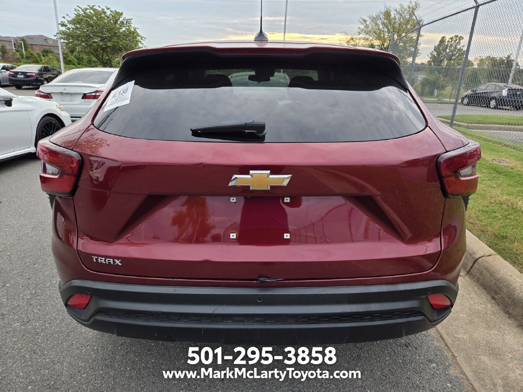 Used 2025 Chevrolet Trax LS w/ LS Convenience Package FWD image 4