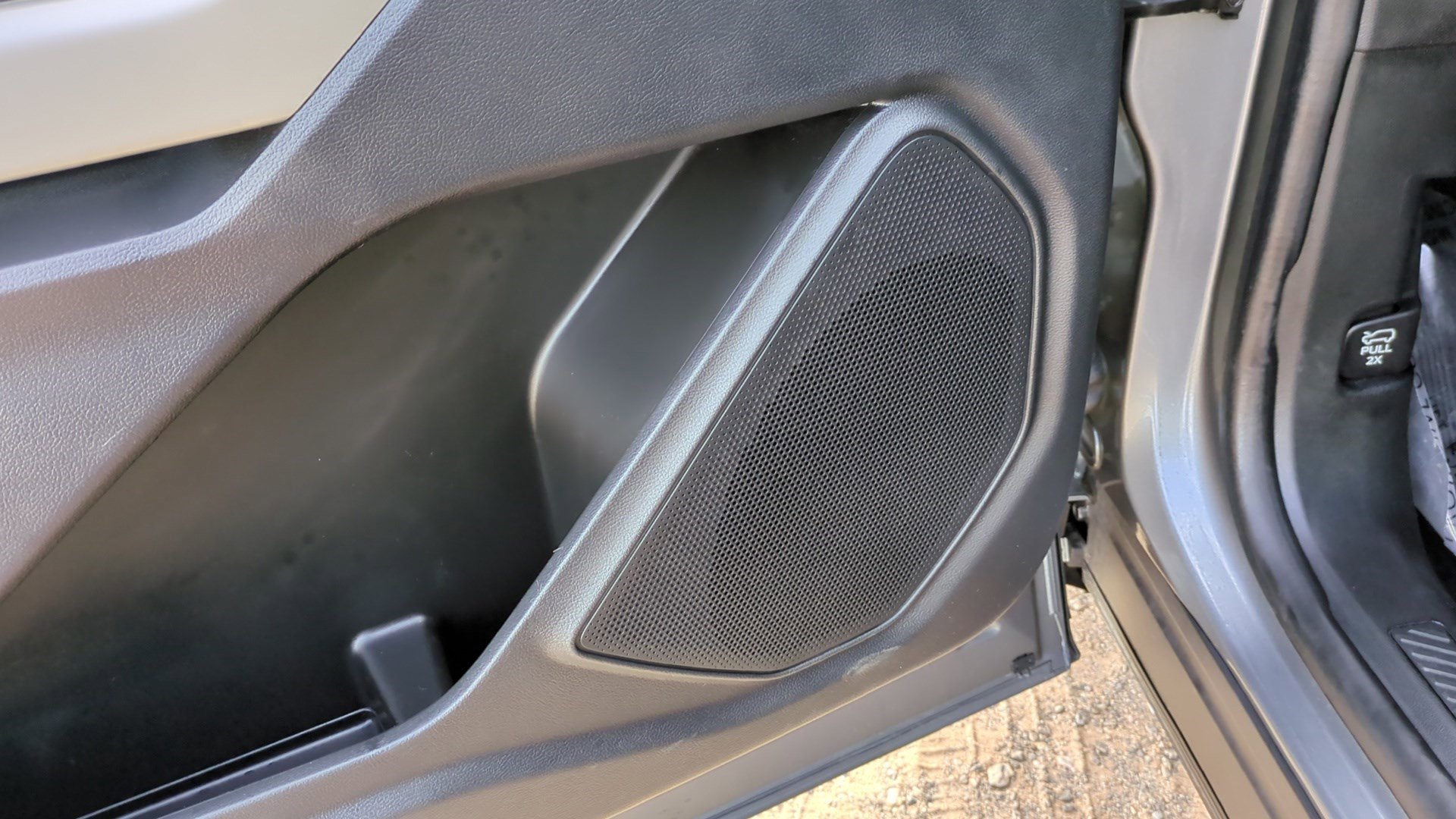 Used 2022 Ford Explorer XLT image 12