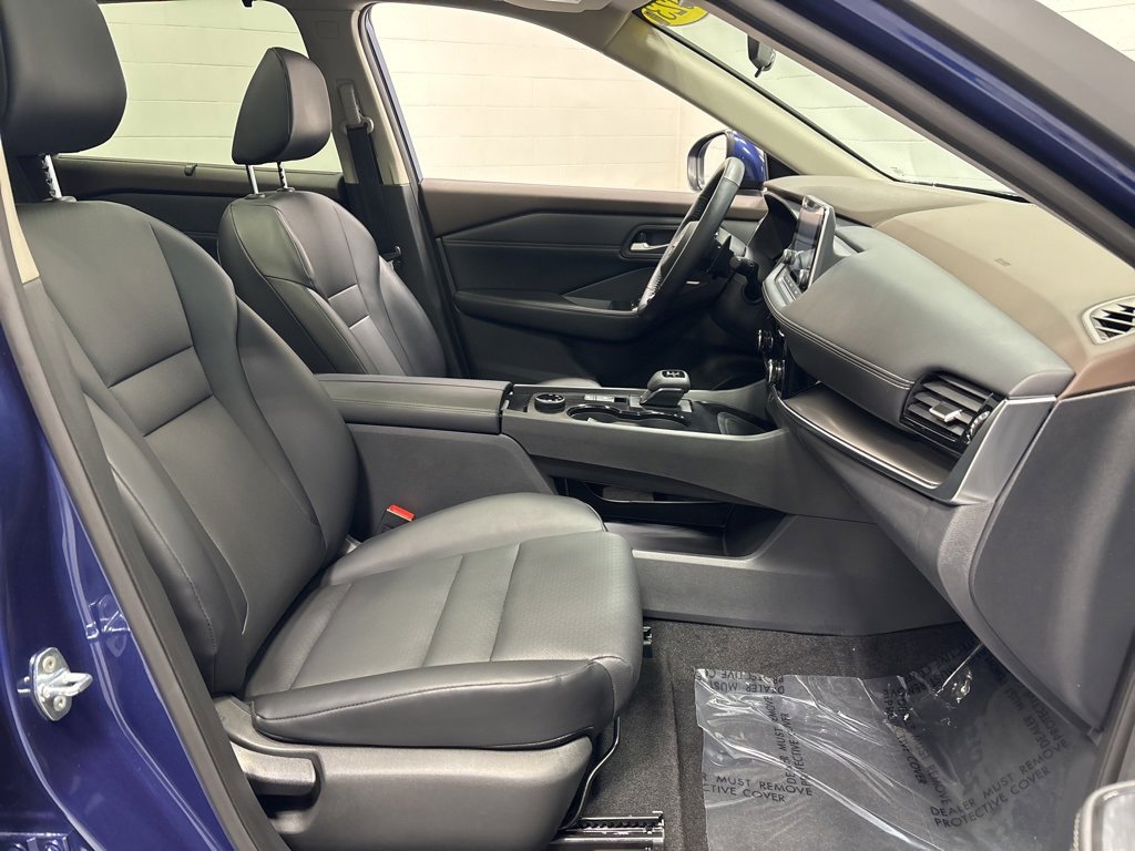 Used 2023 Nissan Rogue SV w/ SV Premium Package image 11