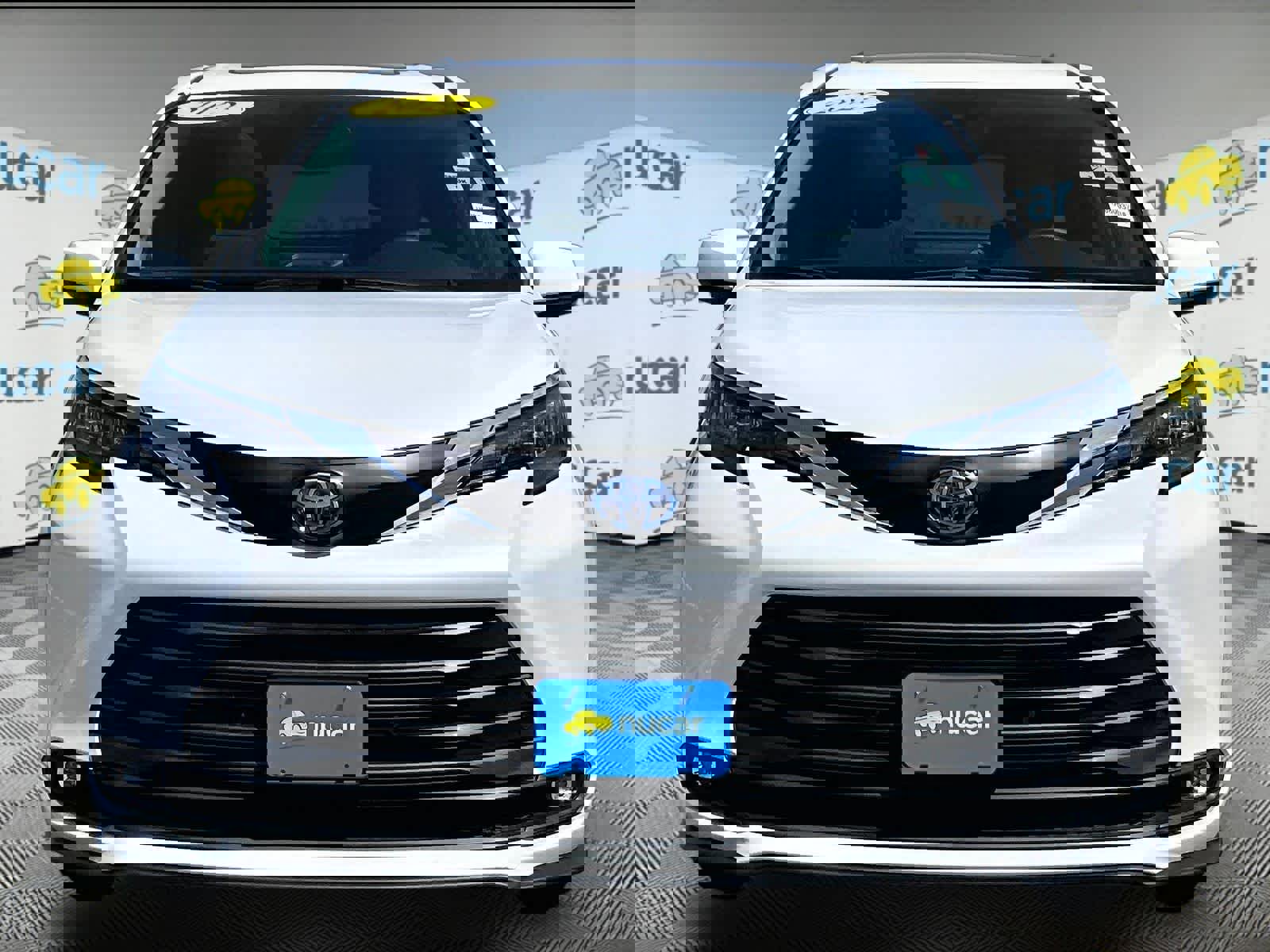 Used 2025 Toyota Sienna XLE w/ XLE Plus Package image 2