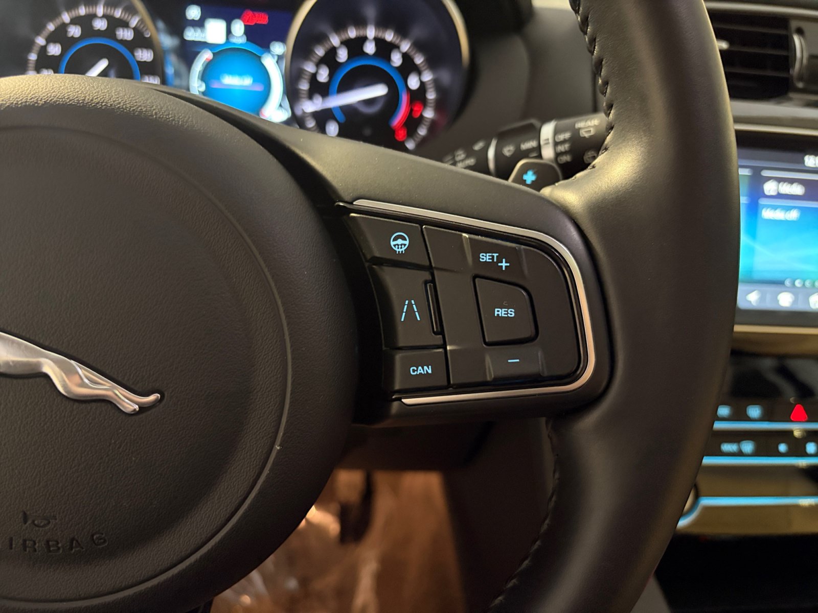 Used 2020 Jaguar F-PACE Premium AWD/4WD image 38