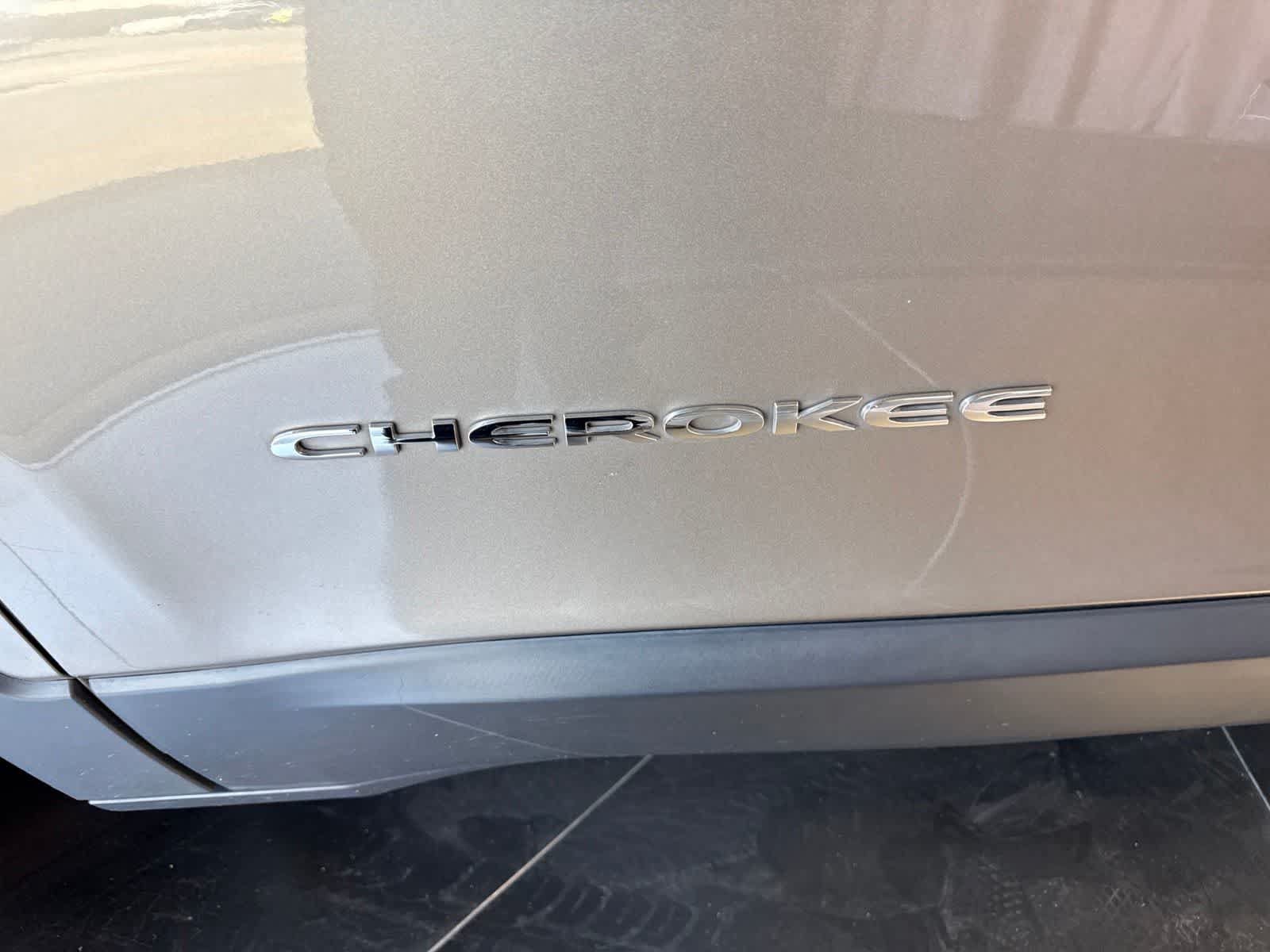 Used 2019 Jeep Cherokee Latitude Plus w/ Comfort/Convenience Group FWD image 10