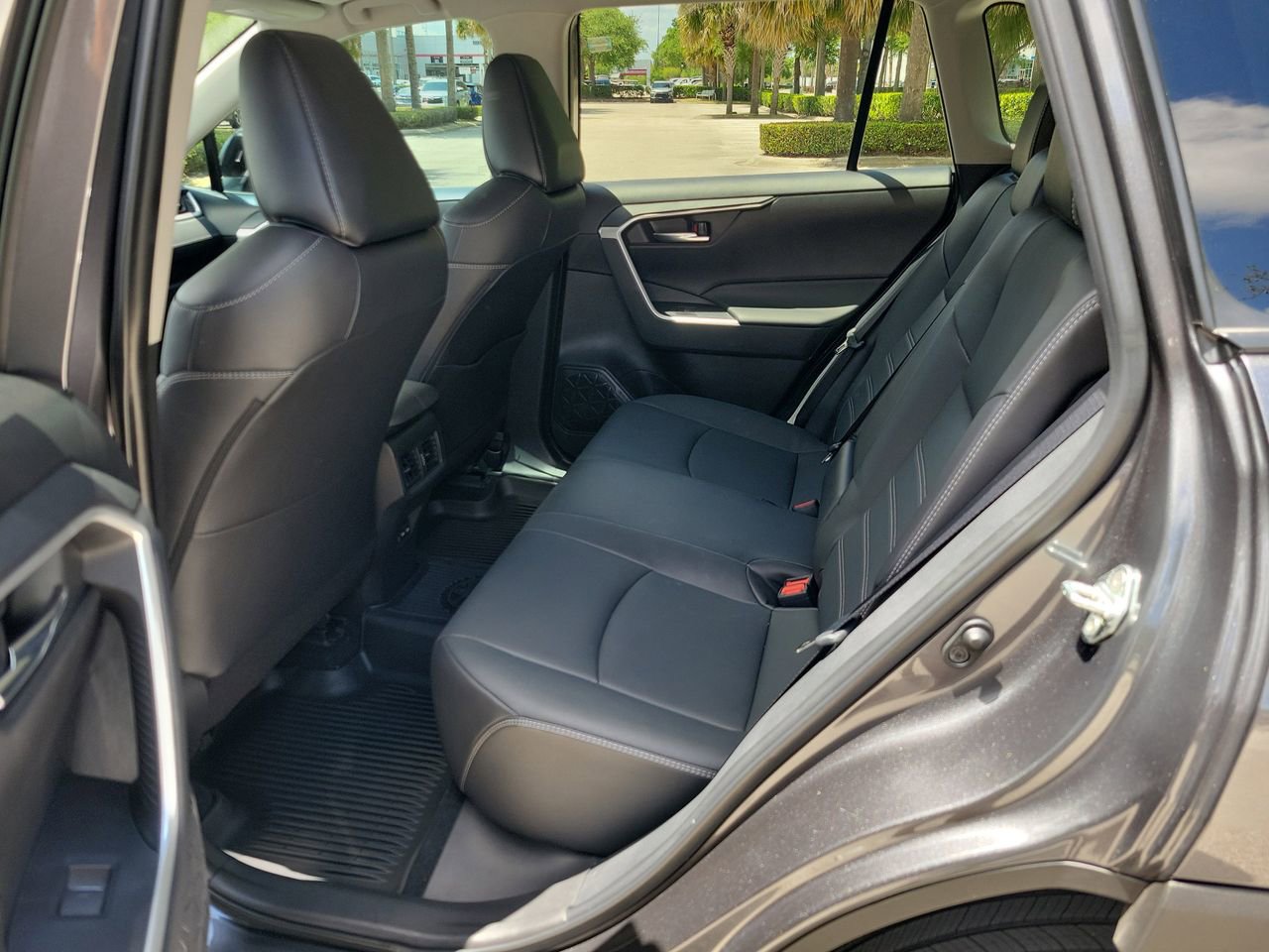 Used 2022 Toyota RAV4 XLE Premium image 10