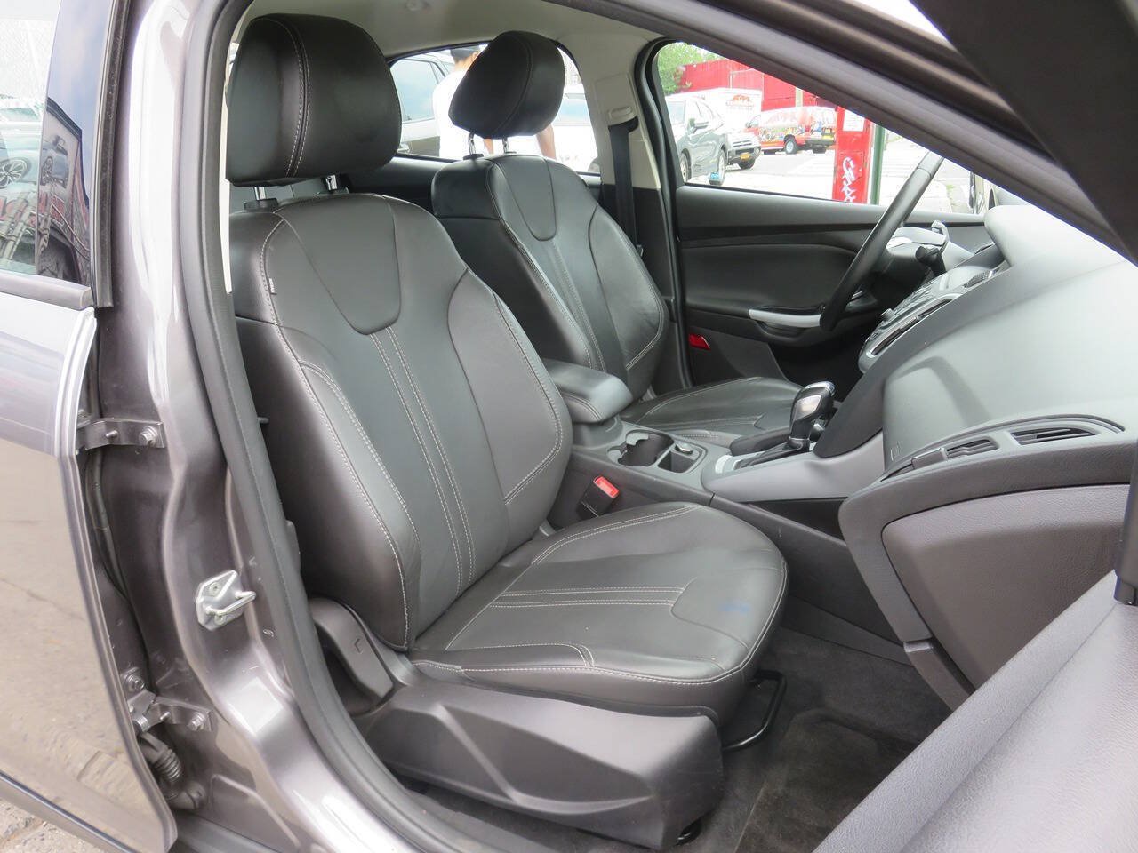 Used 2014 Ford Focus SE w/ Equipment Group 201A FWD image 11