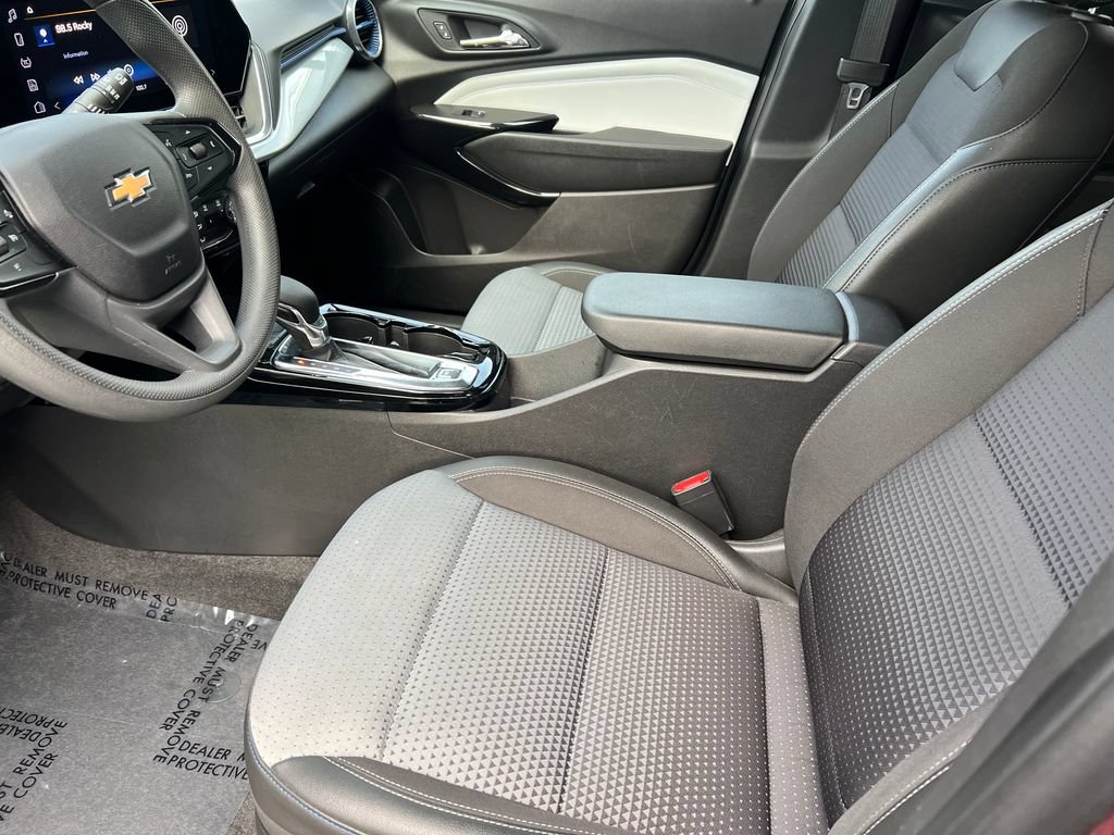 Used 2025 Chevrolet Trax LT FWD image 10