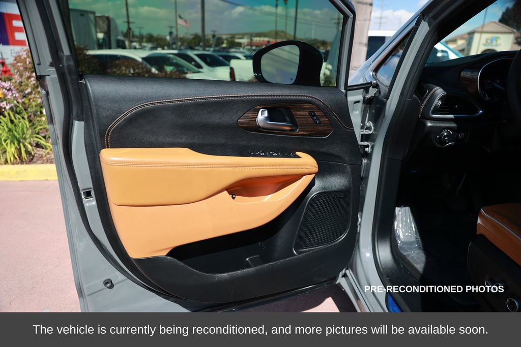 Used 2023 Chrysler Pacifica Pinnacle image 16
