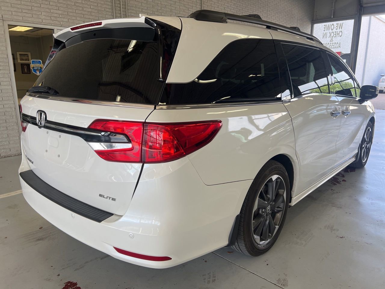 Used 2022 Honda Odyssey Elite image 4