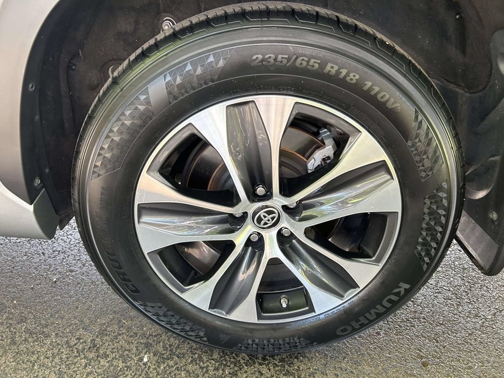 Used 2023 Toyota Highlander XLE FWD image 7