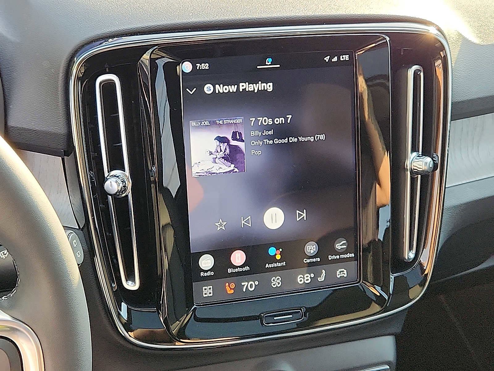 Certified 2023 Volvo XC40 B4 Plus w/ Driver Assist Package image 17