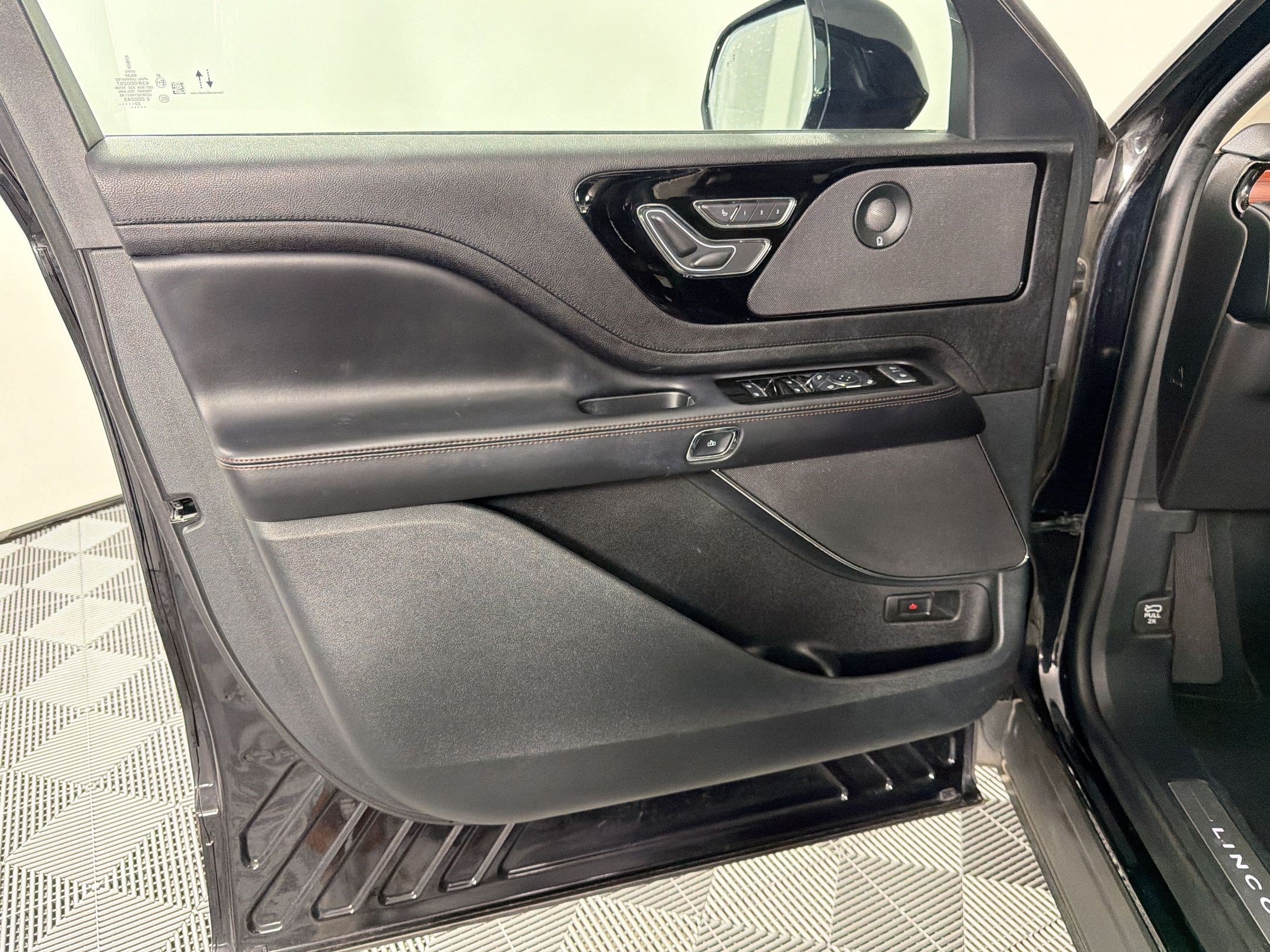 Used 2023 Lincoln Aviator Reserve w/ Equipment Group 201A RWD image 12