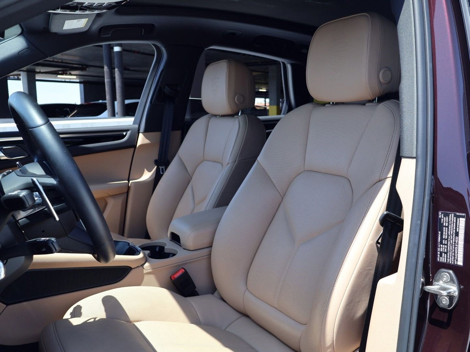 Certified 2025 Porsche Macan AWD/4WD image 5