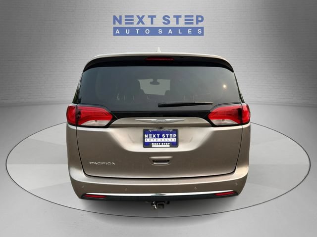 Used 2017 Chrysler Pacifica Touring-L Plus w/ Tire & Wheel Group FWD image 7