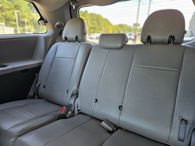 Used 2020 Toyota Sienna L image 28