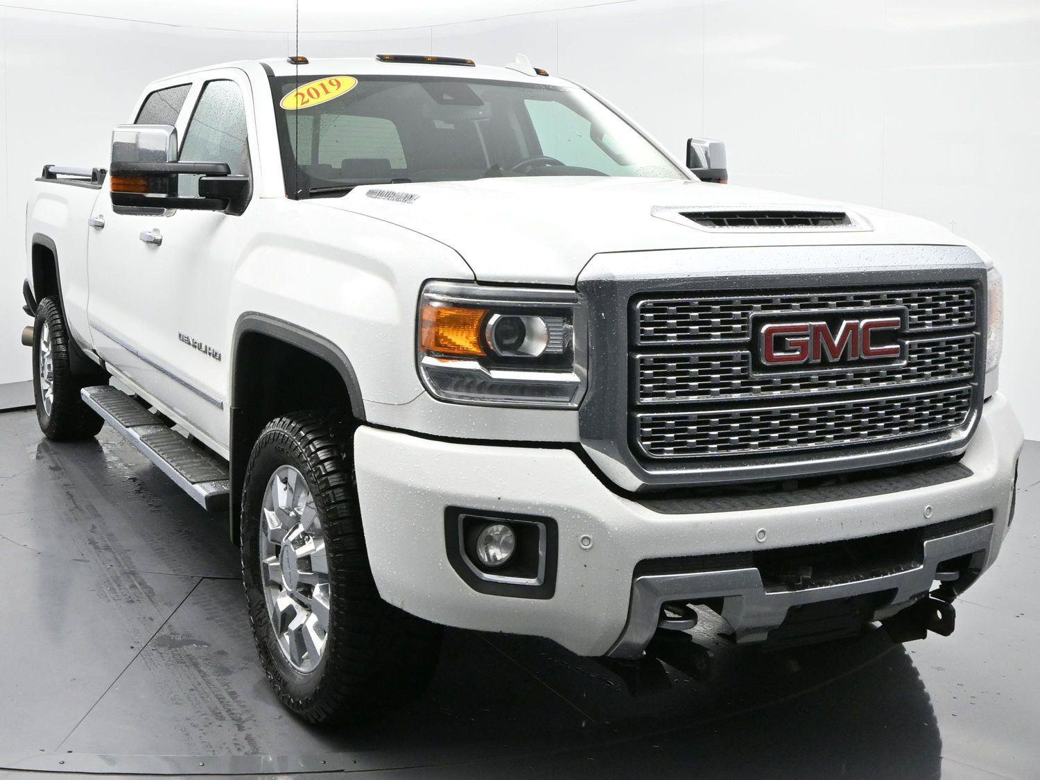 Used 2019 GMC Sierra 2500 Denali w/ Duramax Plus Package AWD/4WD image 2