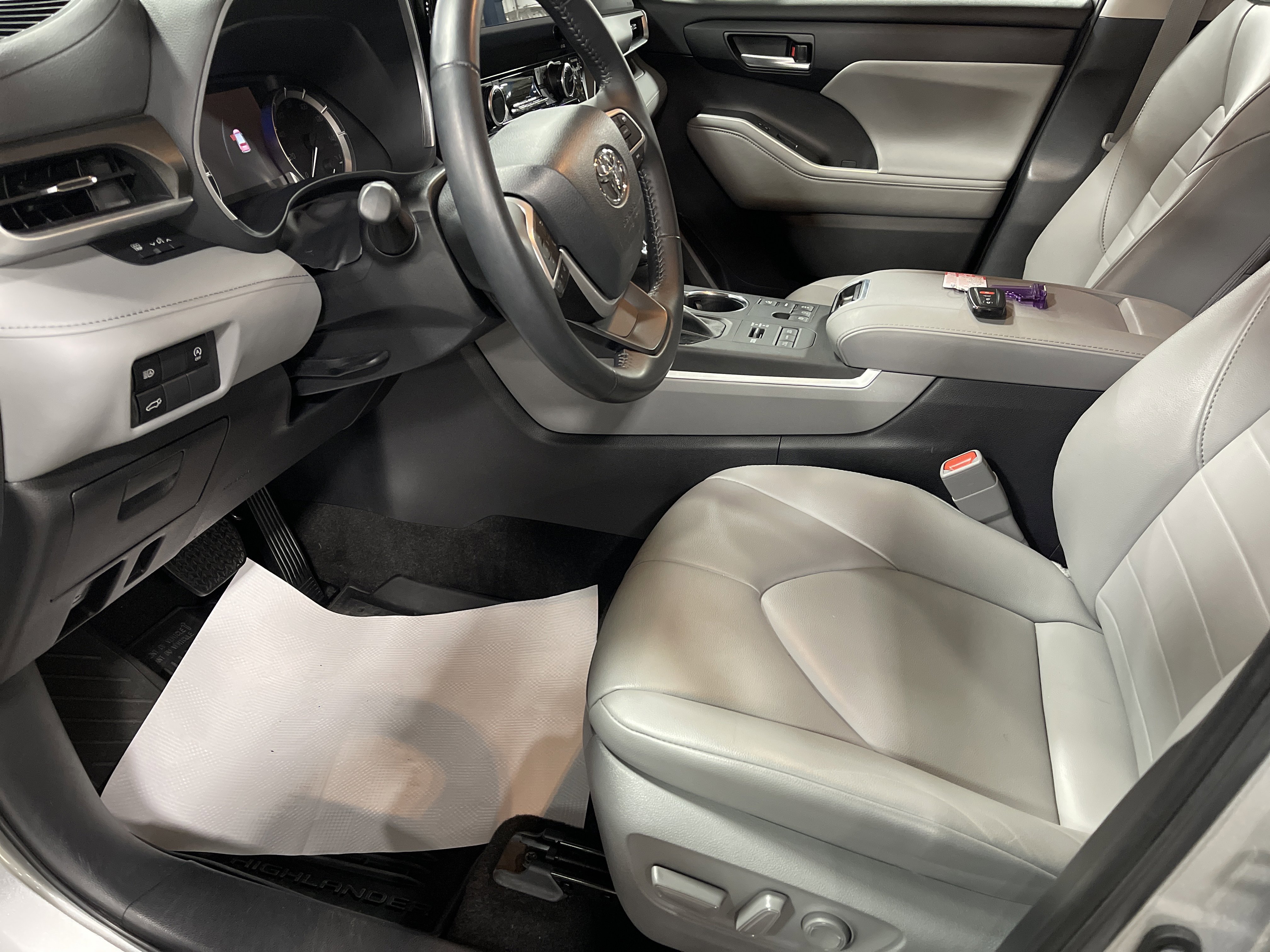 Used 2023 Toyota Highlander XLE image 9