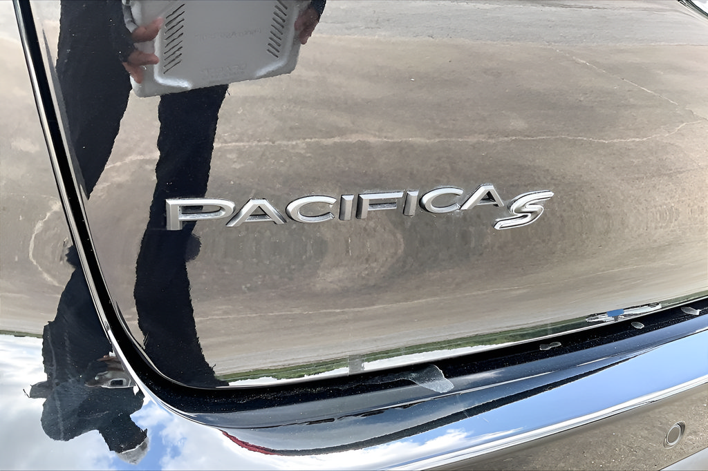 New 2025 Chrysler Pacifica Premium FWD image 18