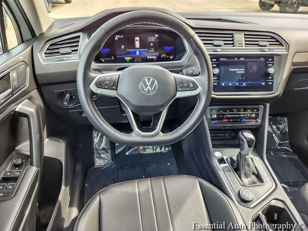 Used 2023 Volkswagen Tiguan SE w/ Panoramic Sunroof Package AWD/4WD image 12