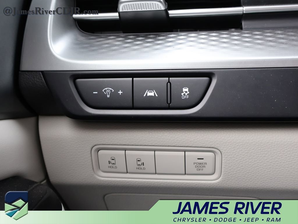 Used 2023 Kia Carnival LX image 29