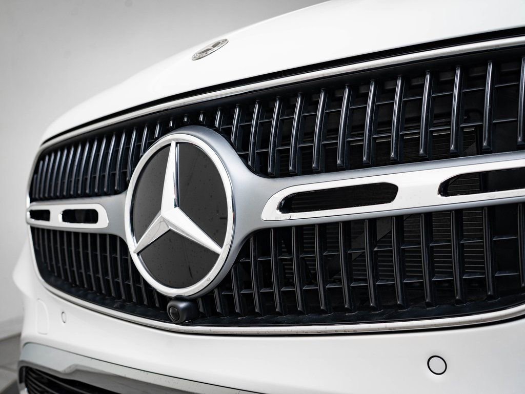 Used 2025 Mercedes-Benz GLC 300 4MATIC image 3